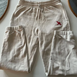 Beige mjukisbyxor från Axel Arigato - Säljer ett par bekväma beige mjukisbyxor från Axel Arigato. Perfekt för att chilla i.