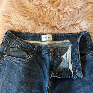 Blå jeans från Five units  - Snygga blå jeans från Five Units med klassisk design. 