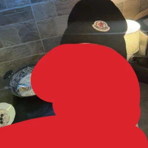 Moncler mössa - Snygg svart mössa med en broderad logotyp framtill. Perfekt för att hålla värmen under kyliga dagar.