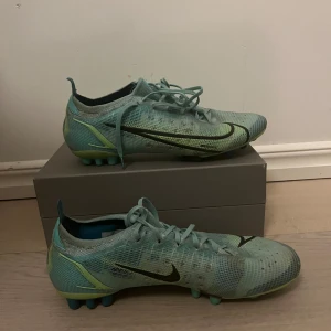 Nike mercurial fotbollsskor  - Väldigt sällsynta Nike mercurial i storlek 43. Saknar sulor och skosnören som är trasiga men annars inga andra problem. 