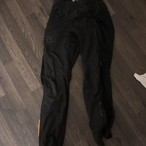 Svarta träningsbyxor från deahlie  - Säljer ett par svarta träningsbyxor från deahlie i storlek 152. Märks att dem har använt på logga o lite i färgen men väldigt bra skick annars