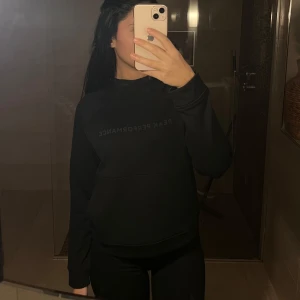 Svart hoodie från Peak Performance - Säljer en stilren svart hoodie från Peak Performance. Perfekt för vintern eller hösten. Den är i nyskick och är så fin på!! Skriv privat för fler bilder 🫶🏼🫶🏼