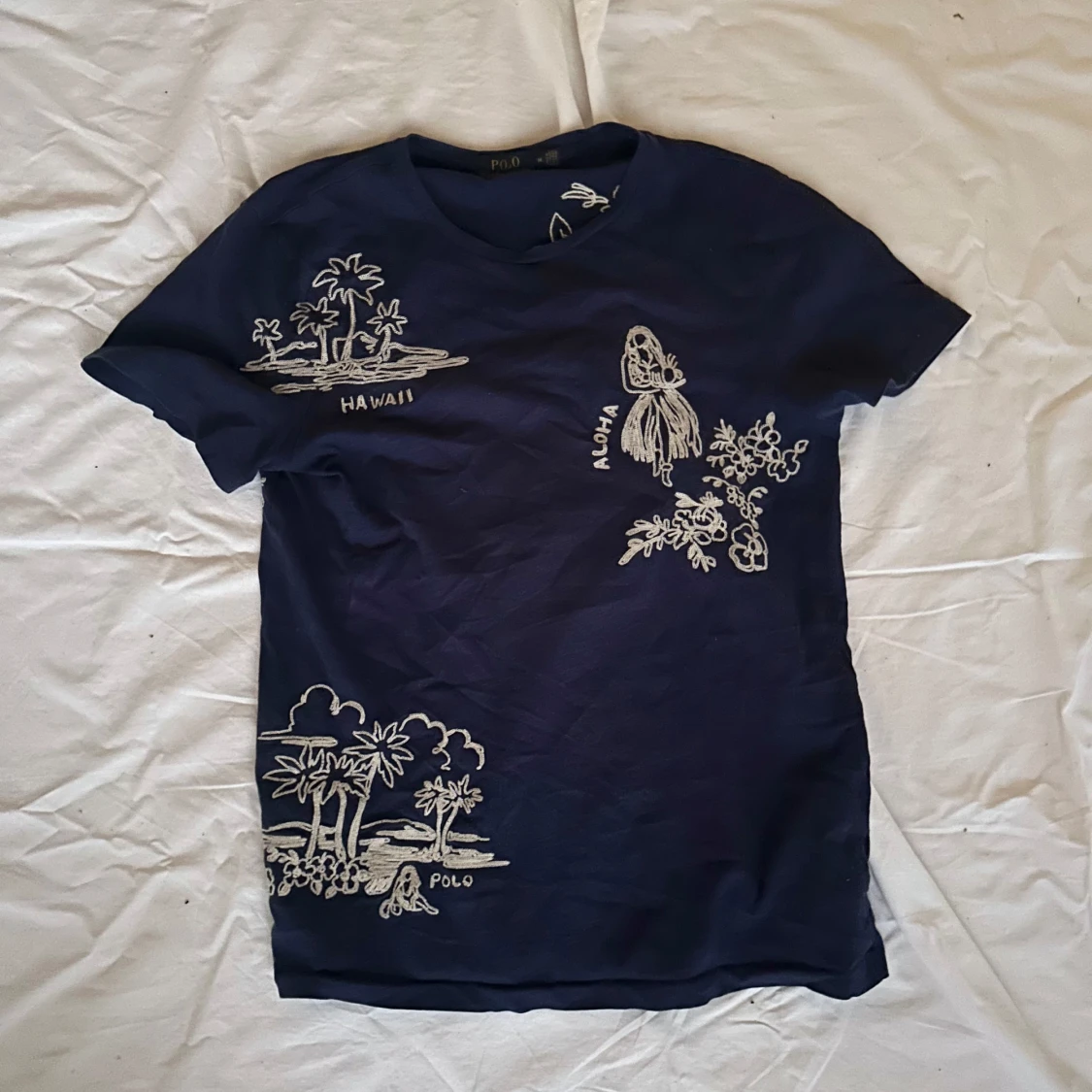 Mörkblå t-shirt med Hawaii-motiv