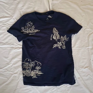 Mörkblå t-shirt med Hawaii-motiv - Ralph lauren tshirt storlek M väldigt ovanlig 