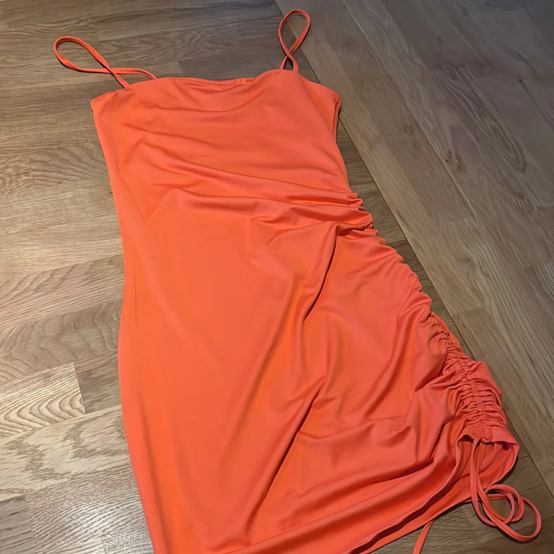 Orange klänning från H&M Divided