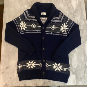 Dobber afterski cardigan  - Skick: 9,5/10, tröjan är endast testad och är i nyskick!  Märke: Dobber  Storlek: M  Färg: Mörkblå, vit