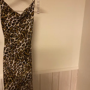 Leopardmönstrad klänning - Snygg figursydd klänning från GUESS!🫶🏼