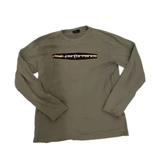 Olivgrön Peak Performance tröja - Säljer en olivgrön långärmad tröja från Peak Performance. Tröjan har en rund halsringning och ett tryck med märkesnamnet på bröstet. Perfekt för en avslappnad stil. Igenkligen storlek M men passar S.