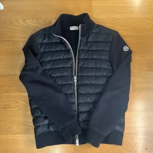 Moncler Cardigan - Hej! Säljer min ÄKTA Moncler Cardigan i nyskick med inga defekter. Storleken är Medium men passar Small. Äkthetsbevis finns på bild 3. Om du har frågor eller funderingar så hör av dig! Mvh JacobsCloset 
