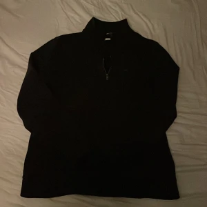 Quarter zip från Calvin Klein  -  Hej säljer min Snygg svarta tröja från Calvin Klein med quarter dragkedja och broderad logga på bröstet. Perfekt för en stilren look. Tröjan har långa ärmar och en bekväm passform den är i storlek S och det är väldigt bra skick på den 8/10 den passar precis mig och jag är 178cm men skulle då säga att den passar till personer som är runt 170 skriv om du har funderingar eller frågor. //Nils 