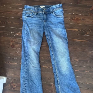 Bootcut jeans från Gina Tricot - Snygga jeans från Gina Tricot i stl 152, bootcut..