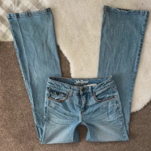 Blå bootcut jeans från John Baner - Snygga blå bootcut jeans från John Baner med sömmar på fickorna. Endast använda fåtal gånger. Priset kan diskuteras vid snabb affär!💕