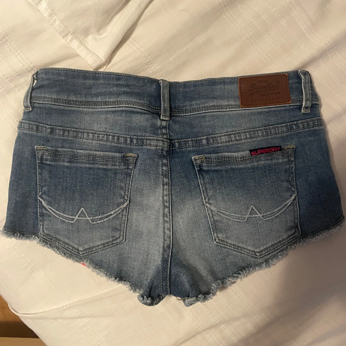 denim shorts med rosa detaljer - 1