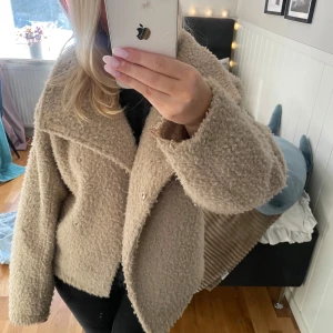 Beige teddyjacka - Mysig beige teddyjacka med en oversized passform. Perfekt för kyliga dagar med sin fluffiga och varma design. Jackan har långa ärmar och en stilren look som passar till många olika outfits. Använd gärna köp nu🥰💞💞