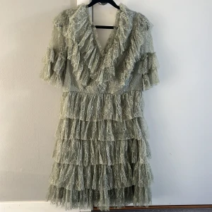 Grön By Malina klänning  - Säljer min fina skolavslutningsklänning från By malina. Väldigt fint skick då jag bara använt den en gång. Inga defekter finns. Så fin nu till sommaren eller skolavslutningen. Nypris 2800kr. Säljer för 1999kr❣️❣️