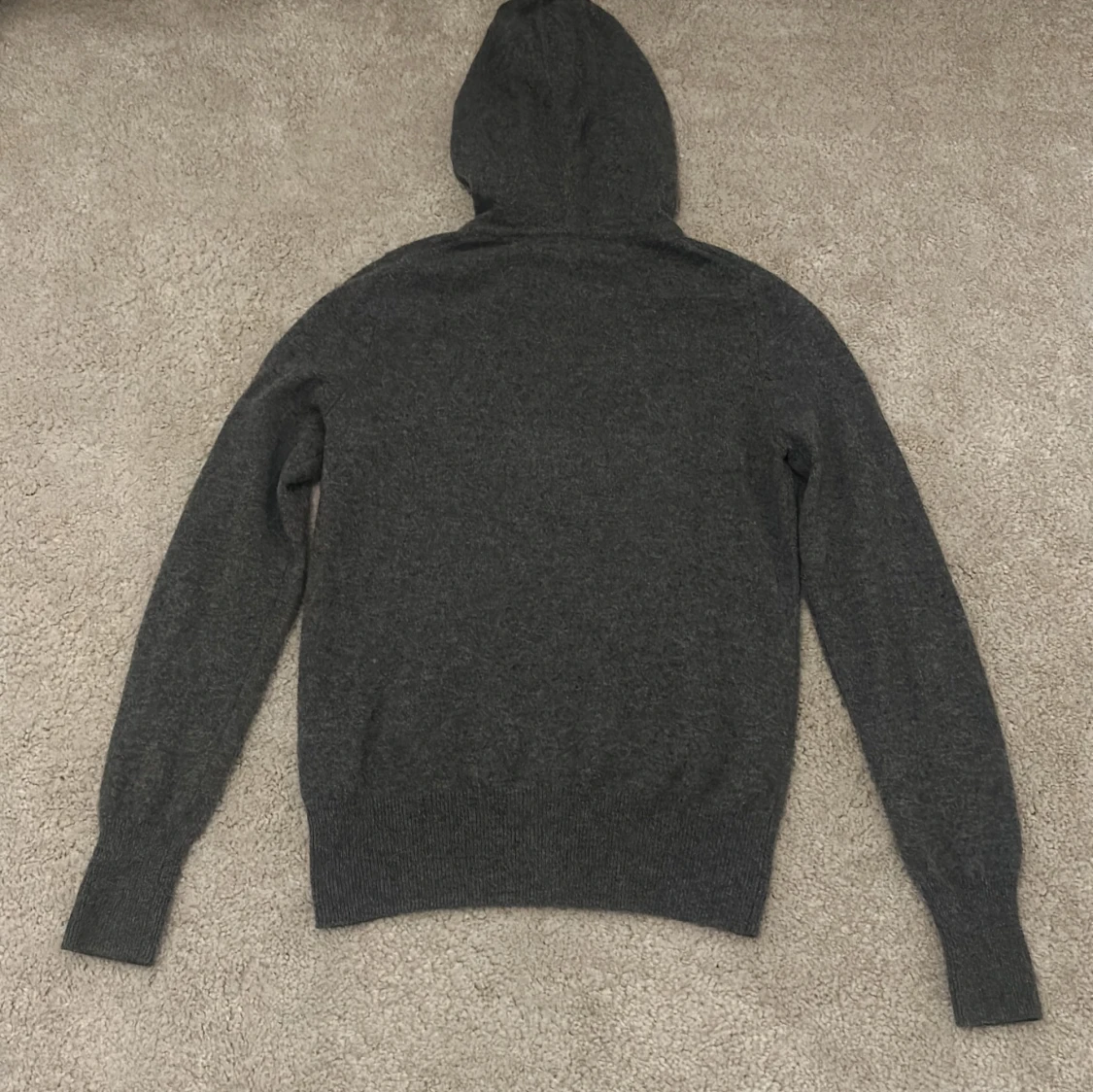 Grå hoodie från Soft Goat - 1