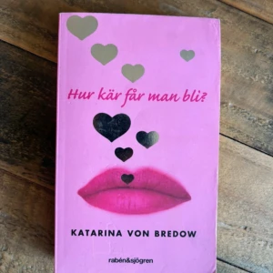Hur kär får man bli? - Boken 'Hur kär får man bli?' av Katarina von Bredow har en rosa omslag med hjärtmotiv och läppar. Den utforskar teman kring kärlek och relationer, och är en ungdomsroman som berör förbjuden kärlek.