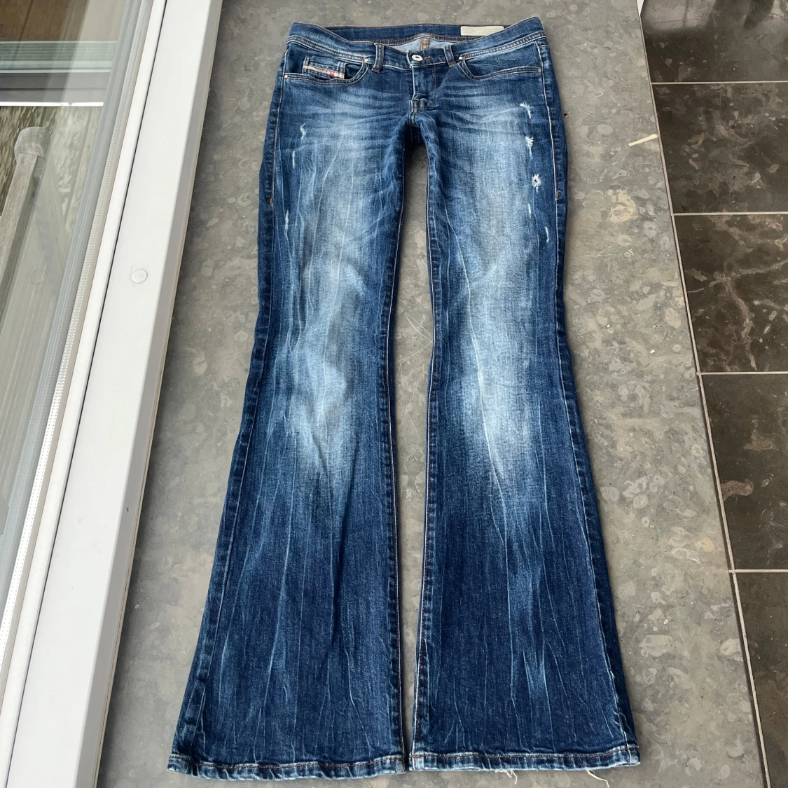 Disel bootcut jeans med slitningar