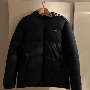Mörkblå Hugo boss jacka - Säljer min varma Hugo boss dunjacka. Använd sparsamt endast när det varit svinkallt. Nypriset ligger runt 2000kr. Storlek M men passar S. Vid frågor eller funderingar hör av er! 