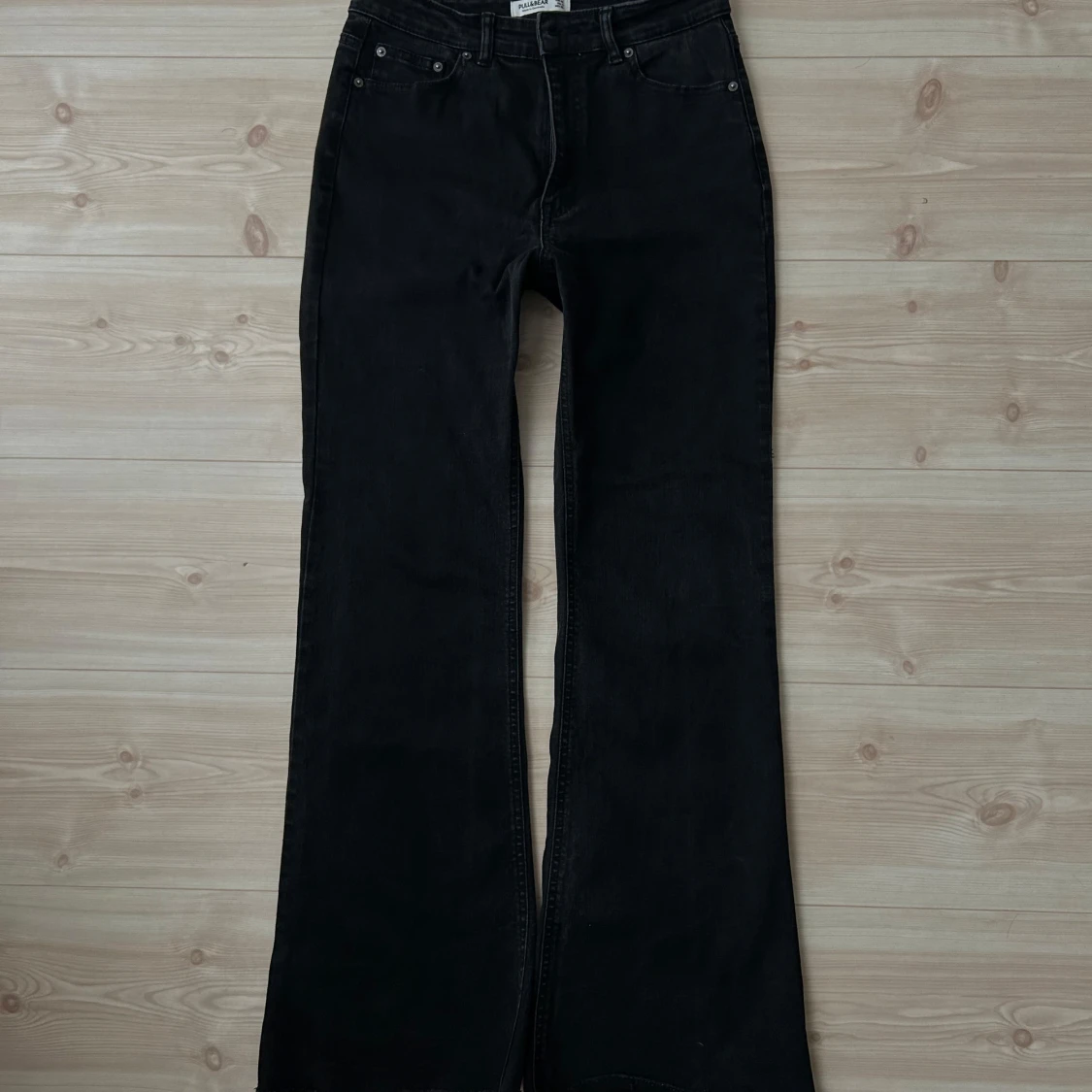 Svarta jeans, hög midja