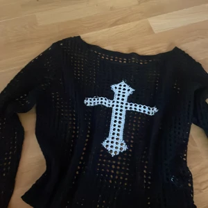 Cool mesh tröja med kors  - Köpte på Plick för ett bra tag sen men har typ aldrig användt, perfekt skick 