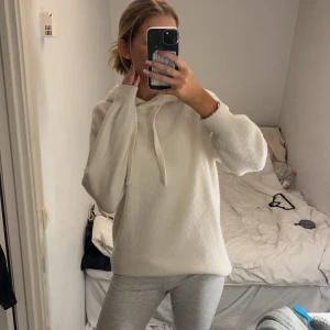 Vit stickad hoodie från arket  - Mysig vit hoodie med huva. Perfekt för kyliga dagar med enkel och stilren design som passar till nästan allt. Kommer inte till användning och har bara använt ett få tal gånger. Pris kan diskuteras💗💗 ordinarie pris: 700 kr