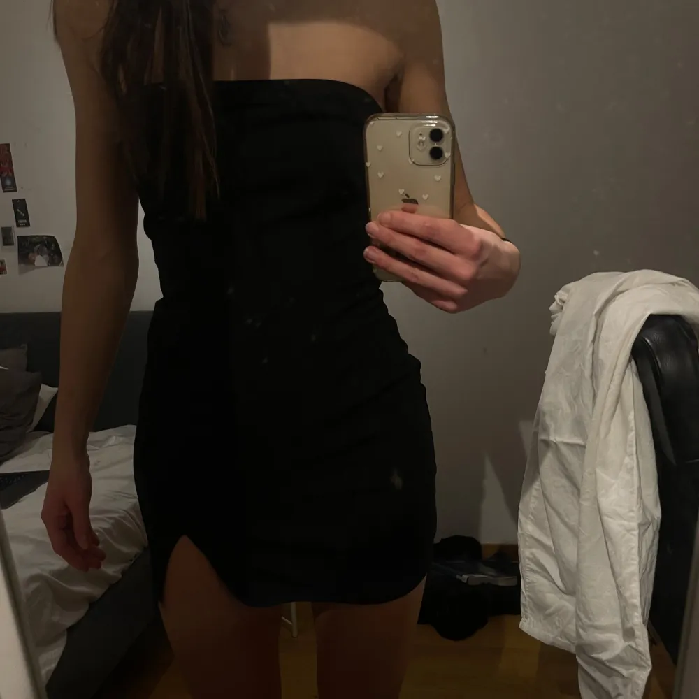 Svart bandou klänning med en tight passform. Perfekt för en kväll ute. Klänningen är kort och framhäver figuren❣️. Mekot.