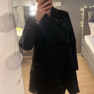 Svart kappa - Säljer min fina kappa  kappa från Bikbok. Den har långa ärmar och en klassisk passform som passar perfekt till höst, vinter, vår 😍