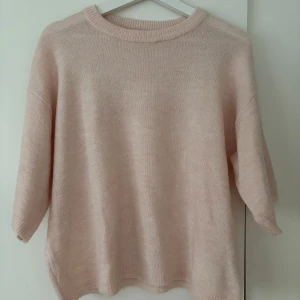 Kortärmad stickad tröja  - En laxrosa kortärmad stickad tröja 💞Lite stor i storleken så passar både S/M