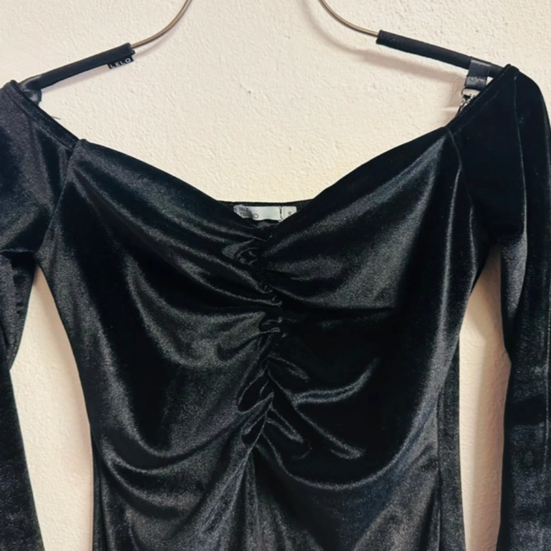 Svart sammet klänning från NLY Trend