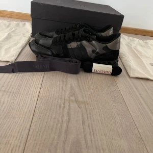 Valentino Rockrunner  - Snygga Valentino Rockrunner sneakers i svart och grått med ett coolt camouflage-mönster| Skorna är bra skick 8/10| Box och dustbag tillkommer vid köp| Skriv vid minsta fundering|