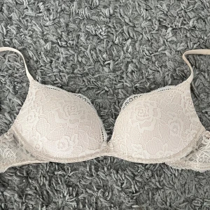 Beige spets-bh från Intimissimi - Oanvänd!