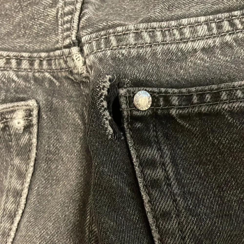 Snygga grå jeans från H&M med en klassisk femficksdesign. De har en normal passform och är perfekta för en avslappnad stil. Tillverkade i ett slitstarkt material som ger en cool look. Liten skada bak på jeansen och nere vid benet. Skriv om du undrar något😀. Farkut & Housut.