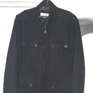 Calvin Klein jacka  - En sparsamt använd jacka från Calvin Klein.  