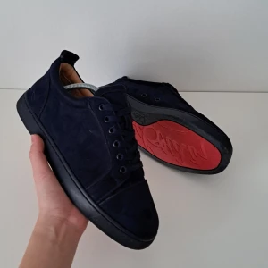Christian louboutin Skor  - Hej! Säljer dessa sjukt snygga louboutin Skor, tyvärr så passar dem inte mig men dem är i strålande skick! Självklart äkta!✌🏼 Storlek 39 passar 40. Skick: 9/10 finns en skada som är fixad skriv för mer info. Färg: marinblå🧿🧥👟. Nypris: 7000-9000kr🚫 vårt pris: 2699kr✅️. // Box, dustbag, äkthetskort och 2 andra kort medföljer!// om ni undrar något hör av er!