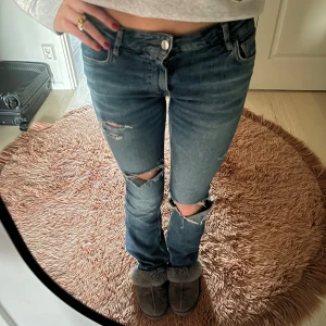 mörkblå jeans med slitningar - säljer dessa mörkblå lågmidjade jeans ifrån mango i storlek 36 😇 skriv privat för fler bilder och pris kan diskuteras!!