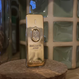 1 million parfym 5 ml flaska  - Säljer en lyxig parfym i en guldig flaska från Paco Rabanne. Flaskan har en elegant rektangulär form med en klar del som visar parfymens innehåll. Den guldiga ytan ger en exklusiv känsla och designen är inspirerad av en guldtacka. Jag säljer då min kille inte tyckte doften passade honom🙌🏼🤩