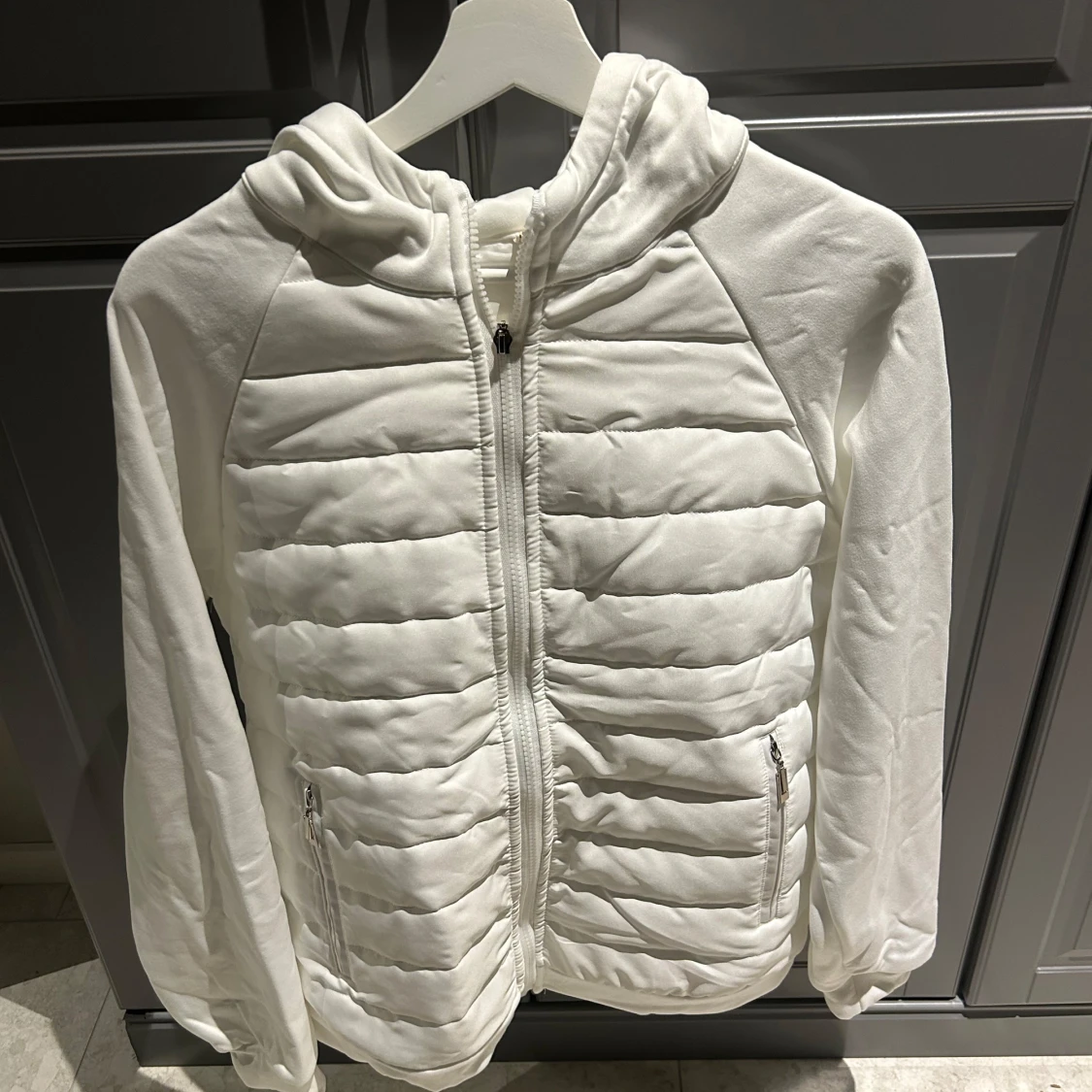 Vit cardigan med huva