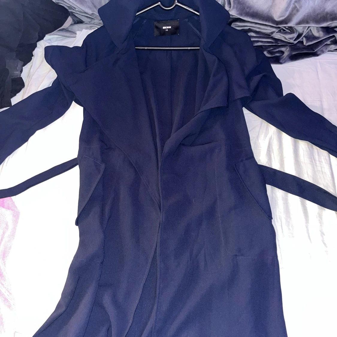 Mörkblå kappa med bälte - 1