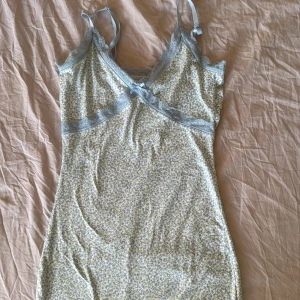 Blommig klänning med spetsdetaljer - Fin sommarklänning från HM i storlek S, nästan oanvänd,väldigt skönt tyg med fina blommor på🌸skriv för mer bilder💖