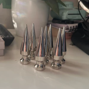Nitar 7cm - 7 stycken nitar som e 7cm höga och Ca 1,8 cm breda. Köpte på Etsy från Kanada för ett tag sedan men insåg att jag inte använde dom så mycket som jag trodde🤷‍♀️ Man får även med skruvar så man kan sätta fast nitarna på vad man vill :) Sista bilden är ett exempel på vad man kan göra med dom! Jag gjorde en choker :)
