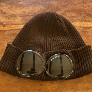 Svart mössa från C.P. Company - Snygg brun  mössa från C.P. Company. Säljer för 499kr