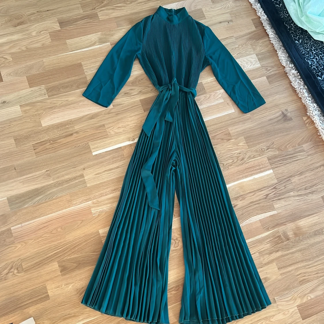 Grön plisserad jumpsuit