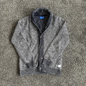 Stickad cardigan - Säljer en fet Stickad cardigan från Jack and Jones! Inga defekter, skick 9/10. Storlek M. Hör av er vid minsta fundering!💫