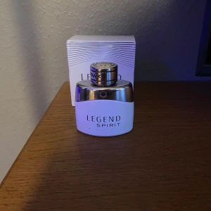 Legend Spirit Parfym - Säljer en god citrus parfym. Lite mindre än halva kvar. Skriv för funderingar! Priset kan diskuteras