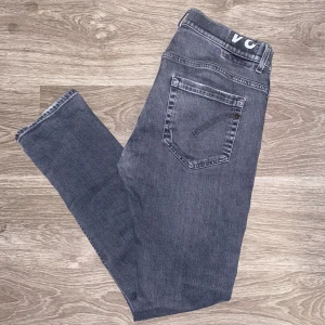 Dondup George Jeans - Hej! Säljer ett par dondup jeans i modellen george! 💫 || Storlek : W34 || Skick : Mycket bra || Har du några frågor är det bara att höra av sig 🙌
