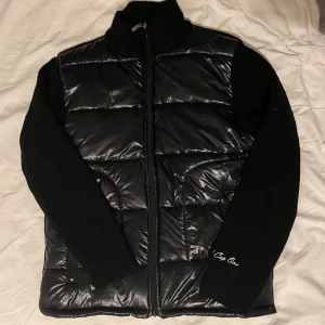 All Cap One cardigan  - Tjena, säljer en helt ny All Cap One cardigan. Armarna är stickade i ett skönt material. Hör av dig vid minsta fundering!