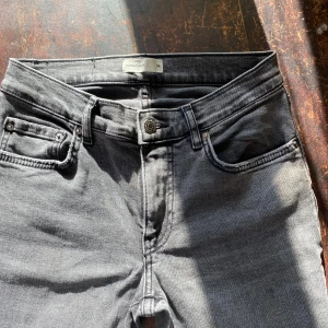 Grå jeansbyxor - Snygga grå jeansbyxor i klassisk design med fem fickor och knappgylf. Perfekta för en avslappnad stil. De har en rak passform och är tillverkade i ett slitstarkt material. 