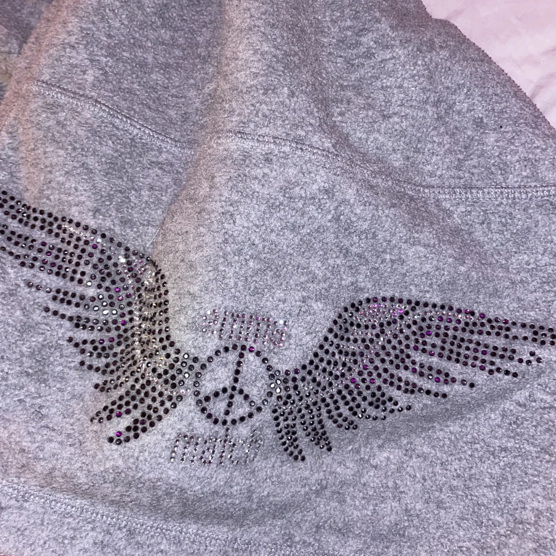 Grå hoodie från H&M med strassdetaljer - 4