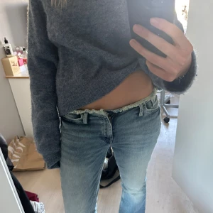 Jeans med fransar - Snygga blå bootcut jeans med låg midja och slitna detaljer/fransar. 💕Aldrig använda!